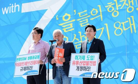 본문 이미지 - 민주당 김한길 대표가 9일 오후 서울 영등포구 여의도공원에서 열린 '을(乙) 살리기 경제민주화 국민대회 및 만민공동회'에서 전병헌 원내대표, 우원식 최고위원과 함께 축사를 하고 있다. 민주당과 진보정의당, 경제민주화국민운동본부, 전국'을'살리기비상대책위원회가 주최한 이날 국민대회 참가자들은 정부와 국회에 
