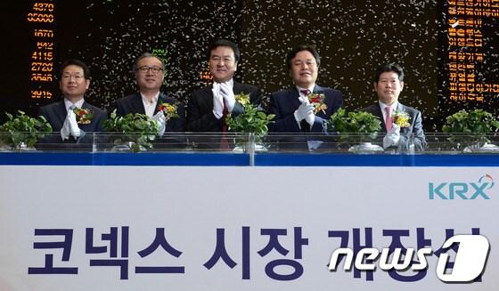 본문 이미지 - 10년전인 2013년7월1일 오전 서울 여의도 한국거래소에서 열린 코넥스시장 개장식에서 주요 참석자들이 개장을 축하하고 있다. 코넥스시장은 중소, 벤처기업 주식을 전문적으로 거래하는 중소기업 주식시장이다. 2013.7.1/뉴스1