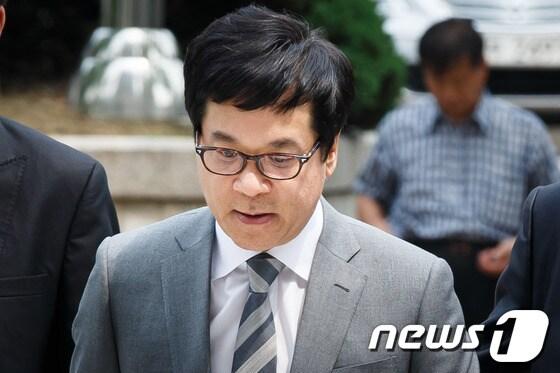 본문 이미지 - 횡령과 배임, 조세포탈 등 혐의를 받고 있는 이재현 CJ그룹 회장이 1일 오전 영장실질심사를 받기 위해 서울 서초동 중앙지방법원에 들어서고 있다. © News1 유승관 기자