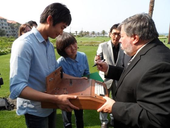 본문 이미지 - 애플I 복각품에 워즈니악의 사인을 받는 장면 © News1