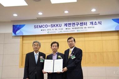 본문 이미지 - 왼쪽부터 김준영 성균관대 총장, 최치준 삼성전기 사장, 강희근 성균관대 상임이사.(성균관대 제공) © News1 