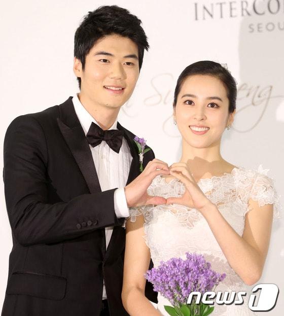 본문 이미지 - 배우 한혜진&#40;오른쪽&#41;과 축구선수 기성용. © News1   