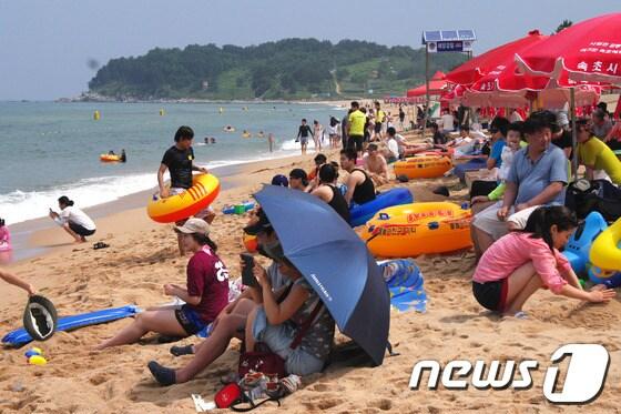 본문 이미지 - 1일 속초해변 개장식에 맞춰 600여명의 관광객들이 방문했다.2013.7.1/뉴스원 © News1 윤창완 기자 