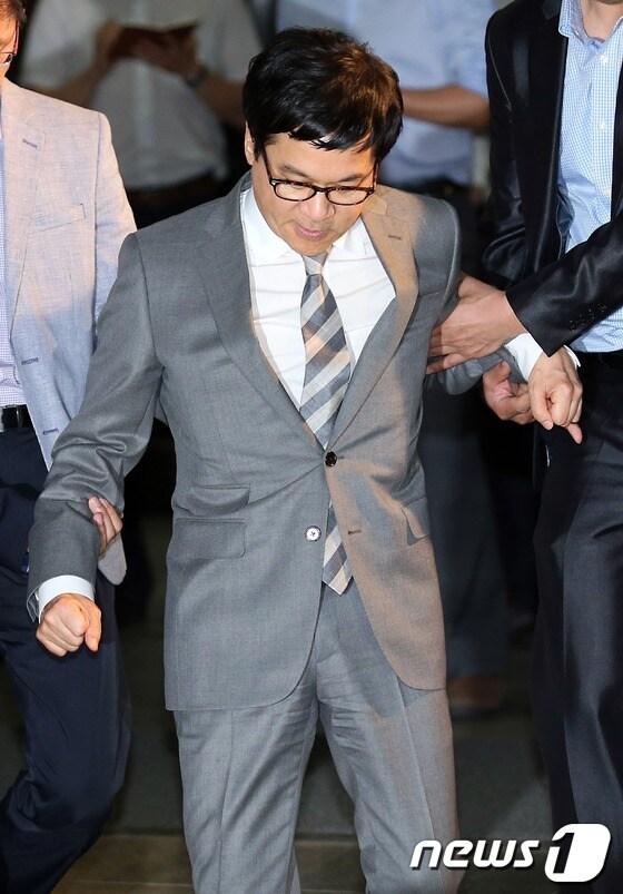 본문 이미지 - 해외비자금 조성 의혹 사건으로 구속영장이 발부된 이재현 CJ그룹 회장이 1일 밤 서울 서초동 중앙지검에서 구치소로 향하고 있다. 2013.7.1/뉴스1 © News1   한재호 기자