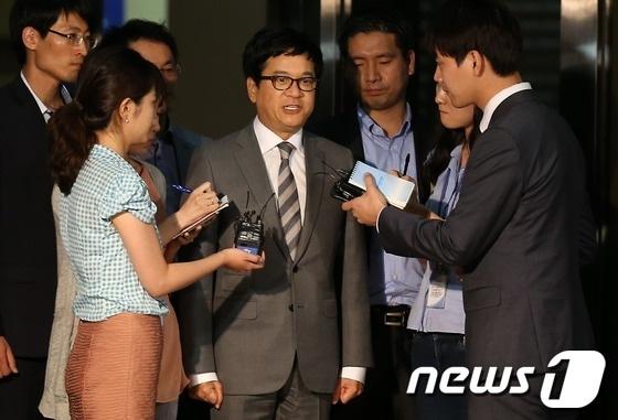 본문 이미지 - 해외비자금 조성 의혹 사건으로 구속영장이 발부된 이재현 CJ그룹 회장이 지난 1일 밤 서울 서초동 중앙지검에서 구치소로 향하며 취재진의 질문에 답하고 있다. © News1 한재호 기자