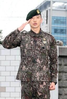 본문 이미지 - 가수 비&#40;본명 정지훈&#41;가 지난 7월10일 오전 서울 용산 국방홍보원에서 군 복무를 마친 뒤 팬들에게 인사하고 있다. © News1 