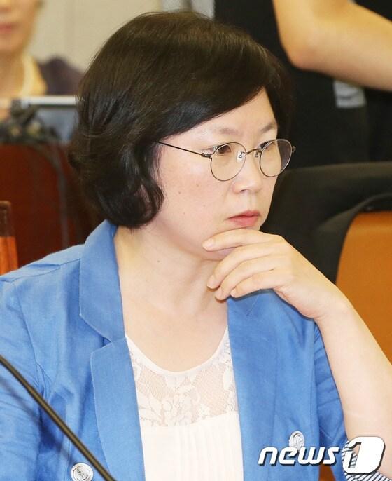 본문 이미지 - 민주당 김현 의원이 지난 10일 서울 여의도 국회에서 열린 운영위원회 전체회의에서 생각에 잠겨 있다. 2013.7.10/뉴스1 © News1 송원영 기자