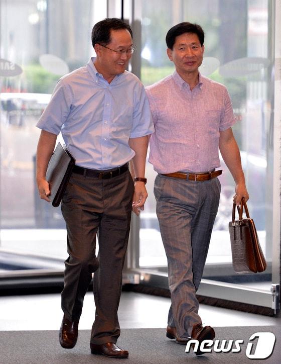 본문 이미지 - 삼성 사장단회의는 지난해부터 개최 이래 처음으로 사장단 전원이 반소매 셔츠 차림으로 출근해 진행됐다.(삼성 제공) © News1 