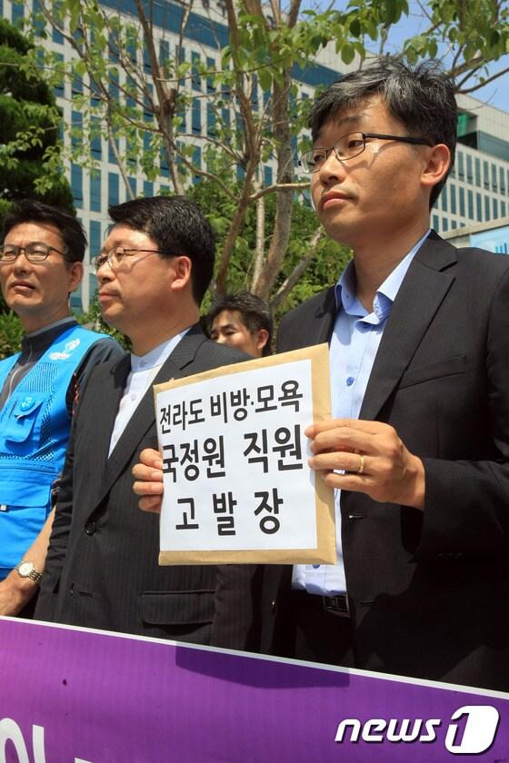 본문 이미지 - 통합진보당 오병윤의원과 윤민호 광주시당 위원장등이 7월 10일 광주 동구 광주지검앞에서 기자회견을 하고 있다. 이들은 기자회견 후 5·18 민주화운동 왜곡 및 전라도 비하 혐의로 국가정보원 직원을 고발했다. 이들은 국가공무원이 전라도민의 명예를 훼손한 불법행위에 대해 국가를 상대로 손해배상을 청구할 518명의 시민소송단도 모집한다.2013.7.10/뉴스1 © News1 김태성 기자