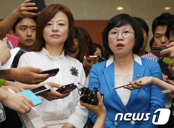 본문 이미지 - 새누리당으로부터 사퇴 압력을 받고 있는 국회 국가정보원 국정조사특별위원회 김현(오른쪽), 진선미 의원이 지난 10일 국회 정론관에서 특위 위원직 사퇴 요구를 전면 거부하겠다는 기자회견을 마치고 취재진의 질문을 받고 있다. 2013.7.10/뉴스1 © News1 송원영 기자