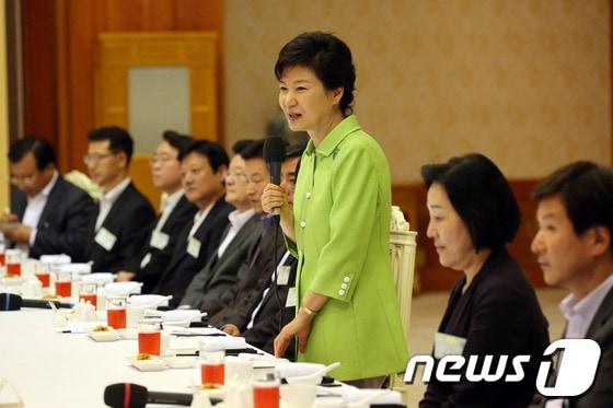 본문 이미지 - 박근혜 대통령이 10일 청와대에서 열린 언론사 논설실장 및 해설위원실장 초청 오찬 간담회에서 인사말을 하고 있다.&#40;문화체육관광부 제공&#41;2013.7.10/뉴스1 © News1 이광호 기자