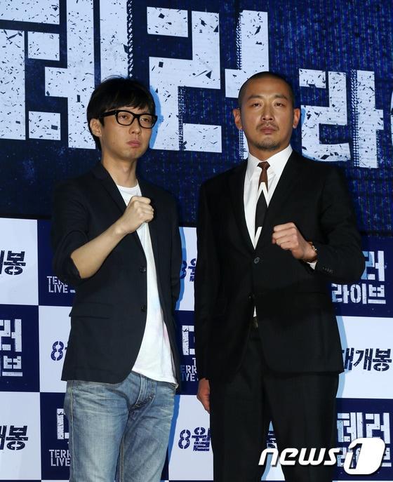 본문 이미지 - 배우 하정우, 감독 김병우가 지난달 10일 오후 서울 마포 서교동 한 클럽에서 열린 영화 &#39;더 테러 라이브&#39; 제작발표회에 참석해 포즈를 취하고 있다. 한강 마포대교 폭탄테러라는 최악의 재난 사태를 뉴스앵커가 독점 생중계하면서 벌어지는 이야기를 그린 영화 &#39;더 테러 라이브&#39;는 8월 1일 개봉 예정이다. 2013.7.10 머니투데이/뉴스1 © News1   