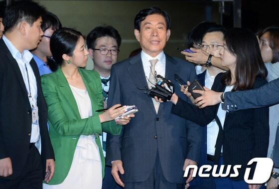 본문 이미지 - 억대 금품 수수 혐의로 구속영장이 발부된 원세훈 전 국정원장이 10일 밤 서울 서초동 중앙지검을 나와 취재진의 질문을 받고 있다. 2013.7.10/뉴스1 © News1 손형주 기자