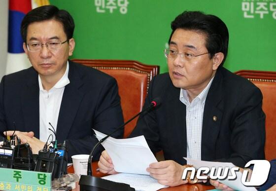 본문 이미지 - 민주당 전병헌 원내대표가 11일 오전 서울 여의도 국회에서 열린 고위정책회의에서 모두발언을 하고 있다. 전 원내대표는 이 자리에서 