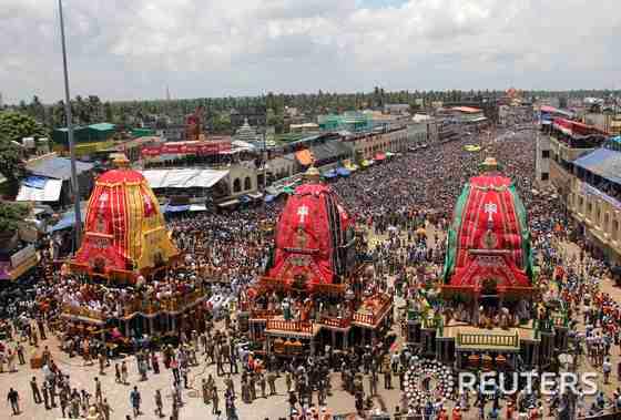 본문 이미지 - 인도 오리사 푸리에서 열린 라트 야트라(Rath Yatra·전차) 축제에 참가한 수천 명의 힌두교 신자들이 10일(현지시간) 거대한 전차를 끌고 있다. 라트 야트라 축제에서는 후에 태양의 신 비누슈의 화신인 크리슈나가 어린시절 집을 떠나 미투라 지역까지 모험하며 삼촌이자 미투라의 왕을 싸워 이긴 것을 기념한다. 때문에 라트 야트라 축제에서는 비누슈 신과 그의 형제자매를 각각  형상화한  자간나트(Jagannath)와 발라바드라(Balabhadra), 수바드라(Subhadra) 상을 4000명 이상이 끄는 거대한 전차에 싣고 마을을 돈다. © 로이터=뉴스1  