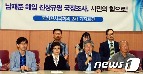 본문 이미지 - 장주영 민주사회를 위한 변호사 모임 회장(오른쪽 두번째)이 11일  서울 종로구 통인동 참여연대 느티나무홀에서 열린 국가정보원 정치공작 대선개입 시민사회 시국회의 2차 기자회견에서 발언하고 있다. 2013.7.11/뉴스1 © News1 정회성 