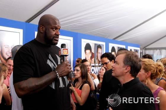 본문 이미지 - 왕년의 미프로농구(NBA) 스타 샤킬 오닐(왼쪽)이 10일(현지시간) 뉴욕에서 열린 '그로운 업스(Grown-ups)2' 시사회에 앞서 기자들과 인터뷰를 하고 있다.  이 작품은 초등학교 시절 농구팀의 절친 5명과 코치의 우정과 사랑을 그린 코미디영화다. © 로이터=뉴스1  