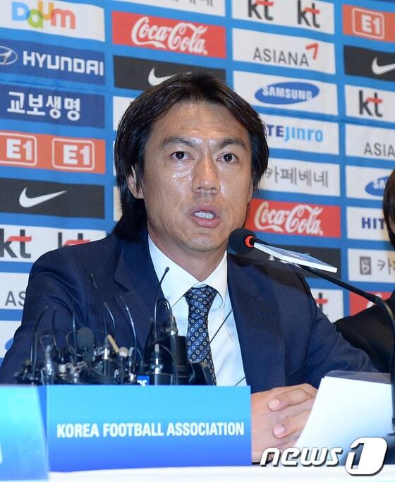 본문 이미지 - 홍명보 축구대표팀 신임 감독이 11일 오전 파주 NFC&#40;축구대표팀 트레이닝센터&#41;에서 동아시아선수권대회에 출전할 23명의 엔트리를 발표 후 취재진의 질문에 답하고 있다. 이번 대표팀에는 유럽파들을 제외하고 K리그와 일본 J리그에서 활약하는 선수들로 구성, 그동안 태극마크와 인연을 맺지 못했던 새로운 얼굴을 발굴하는데 초점이 맞춰져 있다.2013.7.11/뉴스1 © News1   이동원 기자