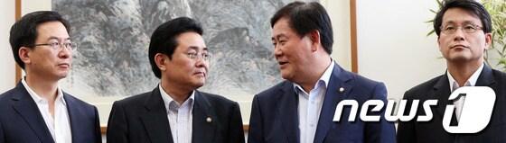 본문 이미지 - 새누리당 최경환 원내대표와 윤상현 원내수석부대표, 민주당 전병헌 원내대표와 정성호 원내수석부대표 등 여야 원내지도부들이 11일 서울 여의도 국회에서 열린 양당 원내대표 회담에 앞서 환담을 나누고 있다. 여야 원내대표는 이 자리에서 국정원 국정조사 특위 소속 민주당 김현·진선미 의원의 '제척 논란'으로 파행을 겪고 있는 국정조사 정상화 문제 및 국가기록원으로부터 제출될 2007년 남북정상회담 회의록을 열람할 여야 의원 선정 문제 등을 논의했다. 2013.7.11/뉴스1 © News1 오대일 기자