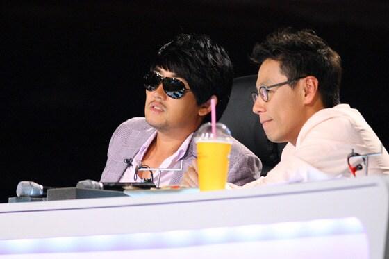 본문 이미지 - '슈퍼스타K 5' 주요 심사위원 가수 이승철과 윤종신(왼쪽부터)(CJ E&M 제공). © News1  