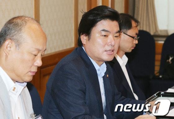 본문 이미지 - 새누리당 북핵 안보전략특위 위원장인 원유철 새누리당 의원이 지난 7월 12일 국회 귀빈식당에서 열린 개성공단 지원 특별법 관련 간담회에서 인사말을 하고 있다. © News1 