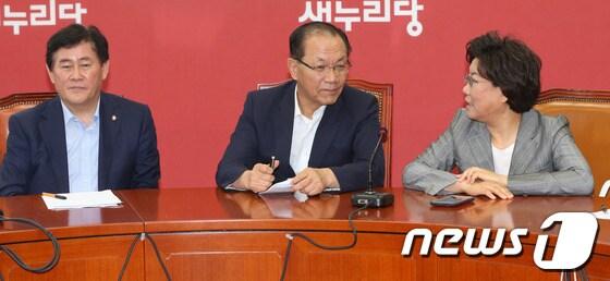 본문 이미지 - 황우여 새누리당 대표를 비롯한 지도부가 12일 서울 여의도 국회에서 열린 최고위원회의에서 '귀태' 발언한 민주당 홍익표 의원의 사퇴를 촉구하고 있다. 2013.7.12/뉴스1 © News1   송원영 기자