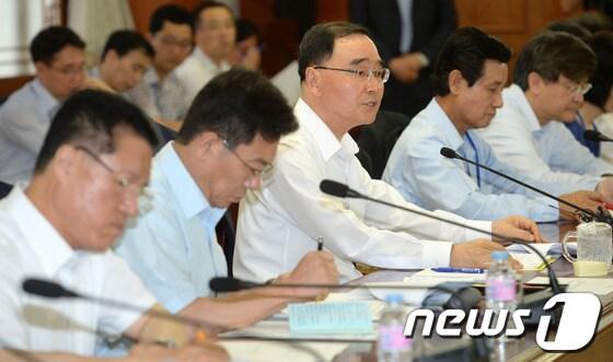 본문 이미지 - 정홍원 국무총리가 12일 오전 서울 종로구 정부서울청사에서 열린 11차 새만금위원회에서 모두발언을 하고 있다. 2013.7.12/뉴스1 © News1   손형주 기자