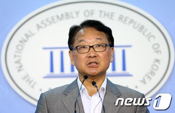 본문 이미지 - 새누리당 유일호 대변인이 12일 국회 정론관에서 현안 브리핑을 하고 있다. 2013.7.12/뉴스1 © News1   오대일 기자