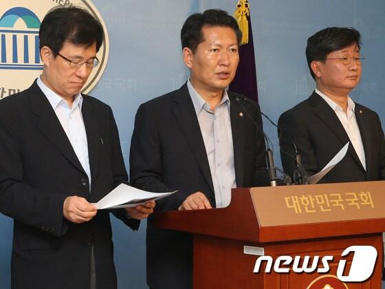 본문 이미지 - 국정원 국정조사 특별위원회 소속 민주당 의원들이 12일 오후 서울 여의도 국회 정론관에서 새누리당이 '귀태' 발언을 문제 삼으며 국회 일정 보이콧 한 것에 대한 기자회견을 하고 있다. 이날 기자회견에서 민주당 의원들은 