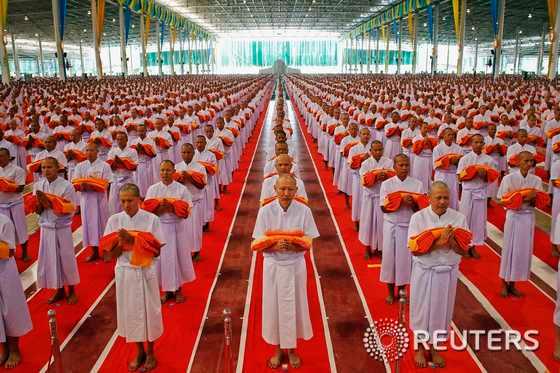 본문 이미지 - 태국 승려들이 13일(현지시간) 방콕 북부 빠툼타니의 왓 프라 담마까야 사원에서 승려가 되는 의식을 치르고 있다. 최근 태국에서는 승려들의 부정축재, 마약복용, 성추문 등이 잇따라 일어나 사회를 충격에 빠뜨렸다. 태국에서는 인구의 94.6%가 불교를 믿다. © 로이터=뉴스1  