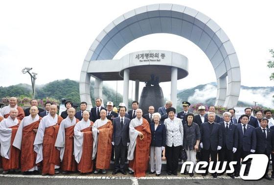 본문 이미지 - 6·25전쟁 70주년을 맞아 '강원도민 대통합 평화기원' 행사가 오는 25일 철원 일대에서 열린다. 정전 60주년을 맞은 지난 2013년 7월 13일 화천군 평화의댐 공원서 열린 전쟁 희생자 추모 세계평화합동위령제 행사에서 최문순 강원지사와 종교계 인사 등 참석자들이 평화의종 앞에서 기념촬영하고 있다. 2013.7.13./뉴스1 ⓒNews1 