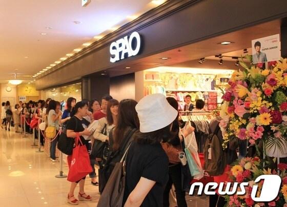 본문 이미지 - 이랜드 그룹의 SPAO 센다이 아리오몰점을 찾은 일본 고객들이 입장을 위해 기다리고 있다.(사진제공=이랜드) © News1  