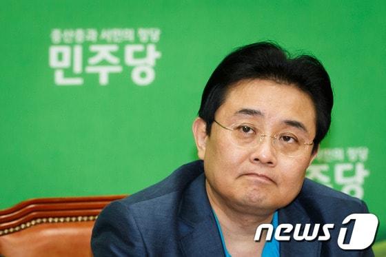 본문 이미지 - 전병헌 민주당 원내대표가 14일 오전 서울 여의도 국회 원내대표실에서 열린 공공의료 국정조사 특위 결산 기자간담회에서 허공을 바라보고 있다. 2013.7.14/뉴스1 © News1 유승관 기자