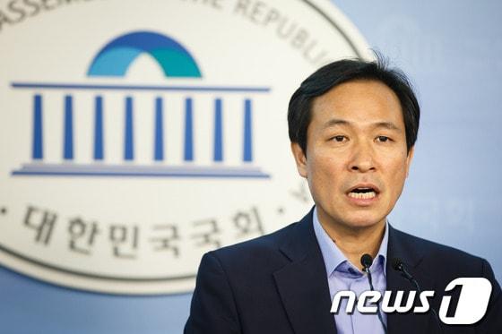 본문 이미지 - 우상호 민주당 의원. 2013.7.14/뉴스1 © News1 유승관 기자