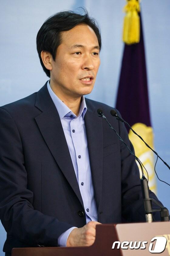 본문 이미지 - 민주당 국정원 개혁 국민홍보단 단장인 우상호 의원이 14일 오후 서울 여의도 국회 정론관에서 기자회견을 갖고 국정원의 불법 대선개입에 대한 집중 홍보 계획을 밝히고 있다. 2013.7.14/뉴스1 © News1 유승관 기자