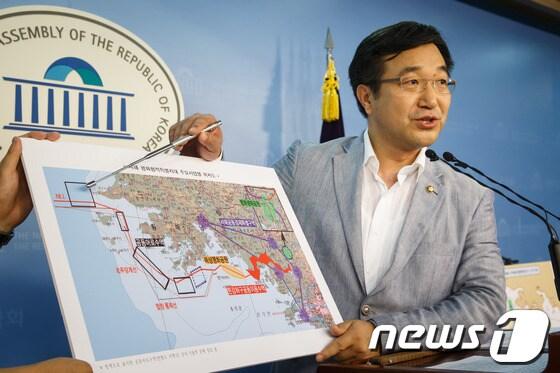 본문 이미지 - 윤호중 민주당 의원이 14일 오후 서울 여의도 국회 정론관에서 기자회견을 열고 '故 노무현 전 대통령이 서해 NLL을 사실상 포기했다'는 국정원과 새누리당 일부의 주장에 대해 반박하며 노 전 대통령이 2007년 남북정상회담 당시 북측에 전달했다는 '서해평화특별지대' 지도와 남북장관급회담과 장성급군사회담에서 주고받은 지도를 공개하고 있다. 윤 의원은 