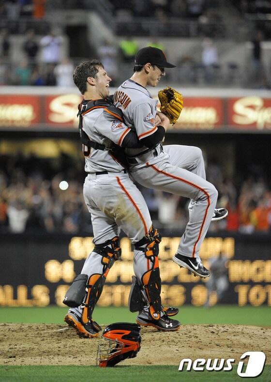본문 이미지 - 샌프란시스코 자이언츠 주전 포스 버스터 포지(왼쪽)가 14일(한국시간) 샌디에이고 파드리스와의 경기에서 생애 첫 노히트노런을 달성한 '우완' 투수 팀 린스컴을 안아올리며 축하해주고 있다. © AFP=News1  