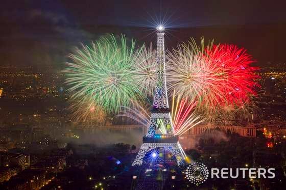 본문 이미지 - 프랑스 바스티유데이(혁명 기념일)인 14일(현지시간) 파리 에펠탑에서 불꽃놀이가 벌이지고 있다.  © 로이터=뉴스1  