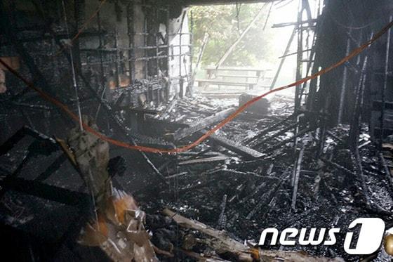 본문 이미지 - 15일 오전 8시40분께 강릉 주문진읍 향호리8-92 주문진호텔리조트에 원인을 알 수 없는 화재가 발생해 지상 1층 찜질방을 태웠다. 2013.7.15/뉴스1 © News1 윤창완 기자 