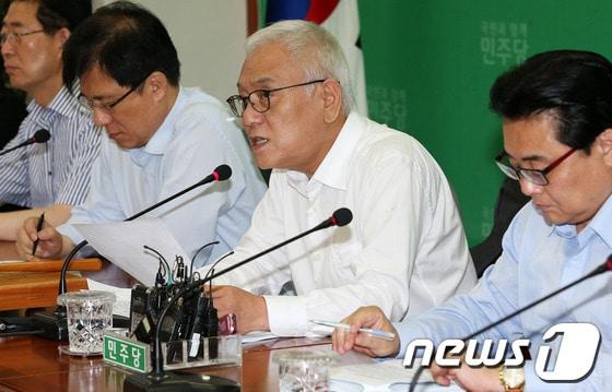 본문 이미지 - 민주당 김한길 대표가 15일 오전 서울 여의도 국회에서 열린 최고위원회의에서 모두발언을 하고 있다. 김 대표는 이 자리에서 