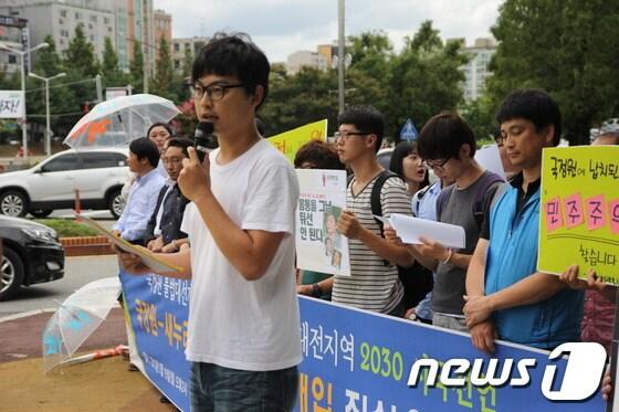 본문 이미지 - 허현호 KAIST 학생이 15일 충남대 앞에서 발표한 대전지역 2030 시국선언 자리에서 국정원의 불법 선거개입을 비판고 있다./2013.7.15 뉴스1 박지선 © News1 