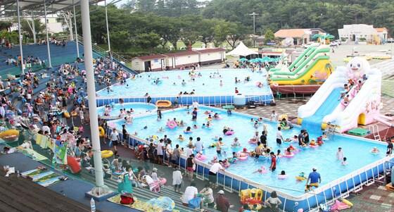 본문 이미지 - 지난 13일 개장한 당항포 관광지 야외풀장© News1 