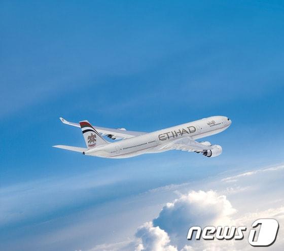 본문 이미지 - 에티하드항공 A340-500 항공기(사진제공=대한항공)© News1  