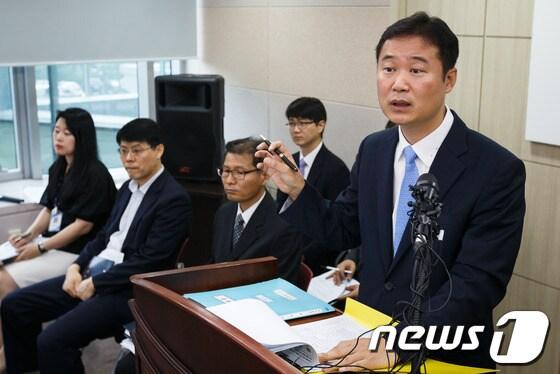 본문 이미지 - 서울북부지검 공보담당관 최종원 차장검사가 16일 오전 영훈국제중 입시비리 수사결과를 발표하고 있다. 2013.7.16/뉴스1 © News1 유승관 기자