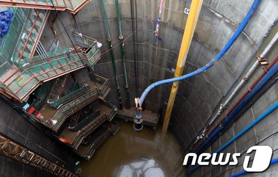 본문 이미지 - 16일 오후 서울 동작구 노량진동 배수지 상수도관 공사 수몰사고 현장에서 구조작업을 위한 배수 작업이 진행되고 있다. 2013.7.16/뉴스1 © News1   손형주 기자