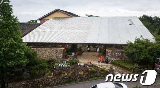 본문 이미지 - 검찰이 16일 경기 연천군에 위치한 전두환 전 대통령의 장남 재국씨가 운영하는 허브빌리지를 압수수색했다. 2013.7.16/뉴스1 © News1 유승관 기자