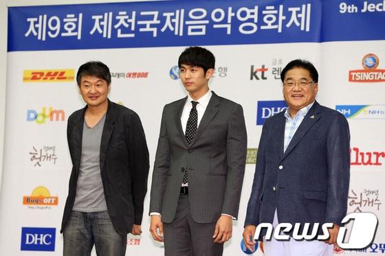 본문 이미지 - 허진호 집행위원장, 그룹 2AM 임슬옹, 최명현 조직위원장(왼쪽부터)이 16일 오후 서울 중구 충무로 신세계백화점 문화홀에서 열린 '제9회 제천국제음악영화제' 기자회견에서 포토타임을 갖고 있다. 2013.7.16 머니투데이/뉴스1 © News1   
