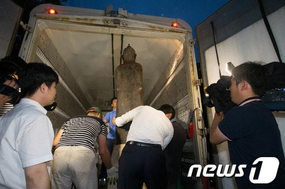 본문 이미지 - 검찰이 16일 오후 경기 연천군에 위치한 전두환 전 대통령의 장남 재국씨가 운영하는 허브빌리지의 압수수색을 마친 후 불상을 옮기고 있다. © News1 유승관 기자