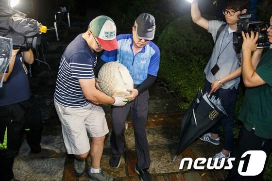 본문 이미지 - 검찰이 16일 전두환 전 대통령의 장남 재국씨가 운영하는 허브빌리지 압수수색을 마친 후 불상을 옮기고 있다. /뉴스1 © News1 유승관 기자
