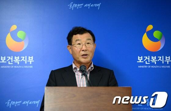 본문 이미지 - 김상균 국민연금행복위원회 위원장이 17일 오전 서울 종로구 계동 보건복지부에서 기초연금 도입 관련 최종 합의문을 발표하고 있다. © News1 박정호 기자